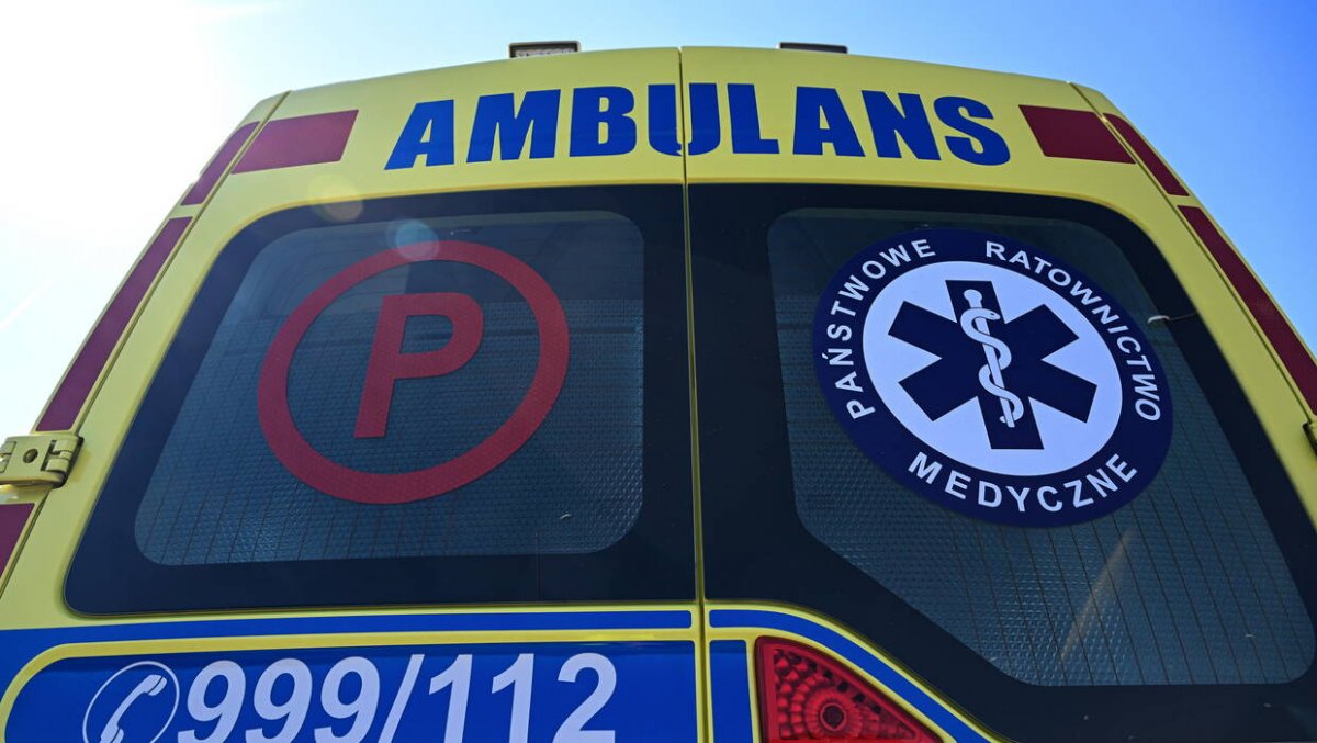 Autobus wypadł z jezdni i uderzył w słup. Poszkodowany kierowca