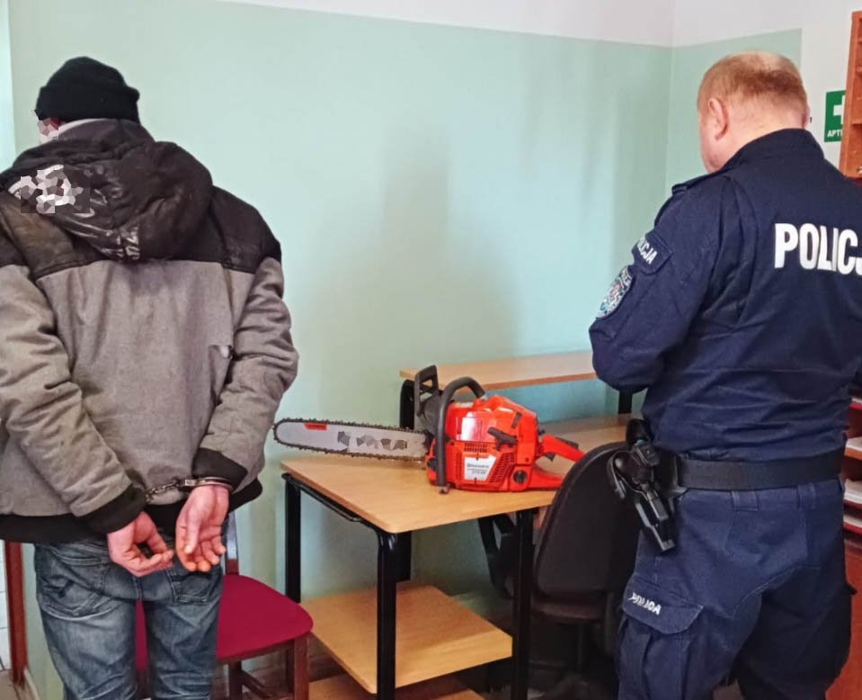 Próbował ukryć się przed policjantami…w wersalce