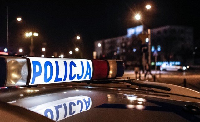 Ogromne zderzenie. Auto utknęło na pojazdach