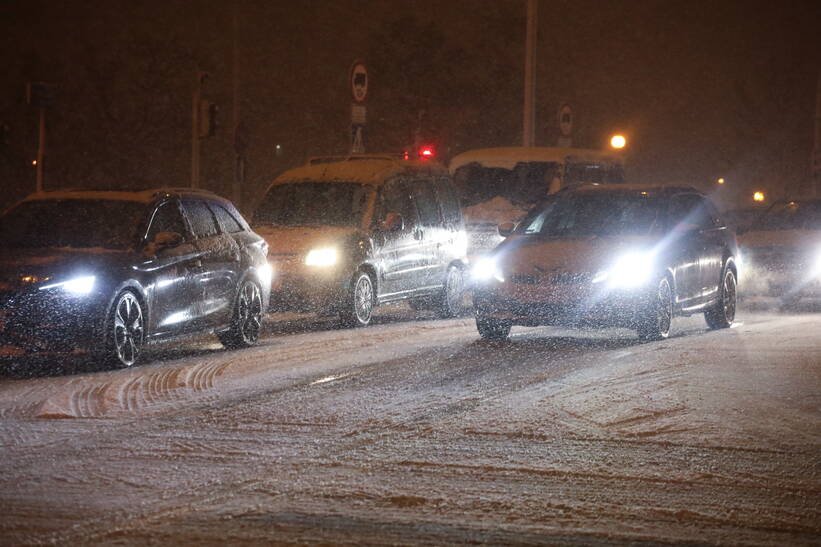 Warszawa/ 170 posypywarek pracuje wieczorem na ulicach stolicy