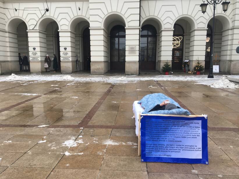 24- latek w depresji protestuje na Krakowskim Przedmieściu