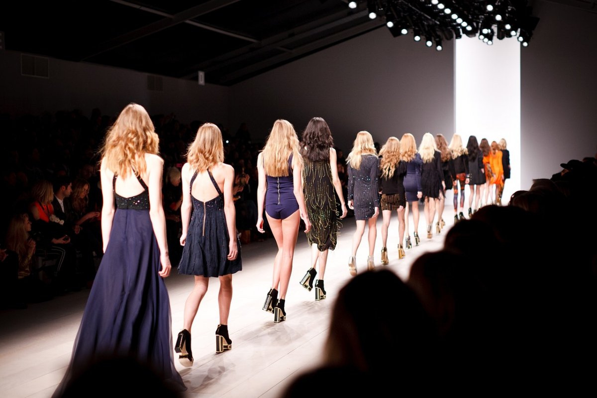 Pokaz mody Giorgio Armani. Co będzie popularne wiosną i latem 2024?