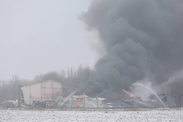 Pożar hali w Ołtarzewie ugaszony; jedna osoba nie żyje