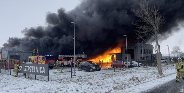 Z powodu pożaru hali burmistrz Ożarowa Mazowieckiego wzywa do zamknięcia okien