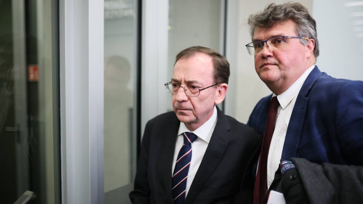 Policjanci nie mają prawa tknąć posłów?