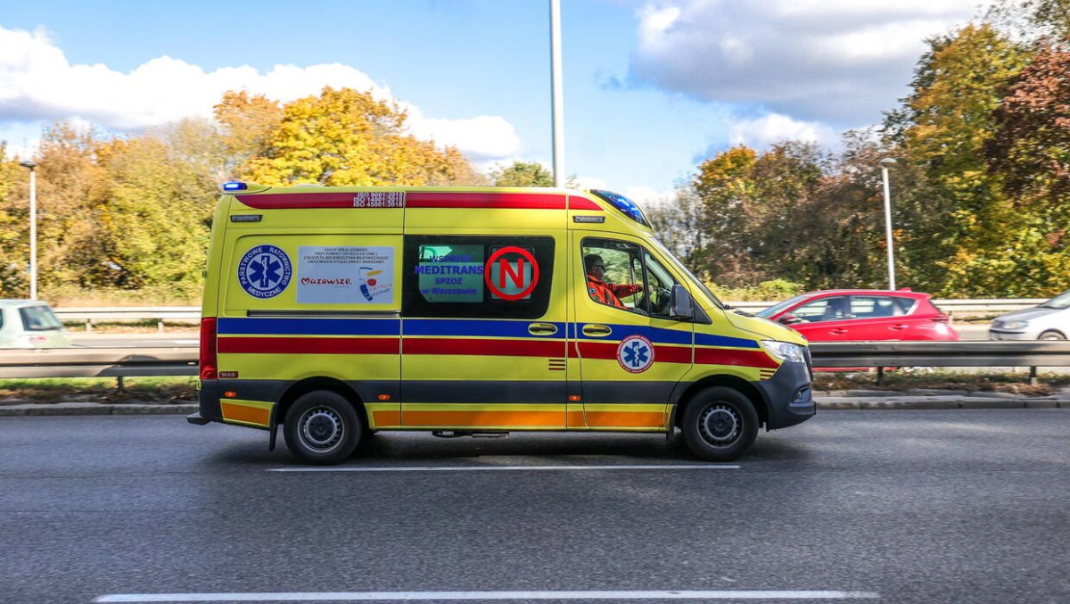 Poważny wypadek  w centrum Warszawy. Ciężko ranny kierowca i pasażer przewozów na aplikacje
