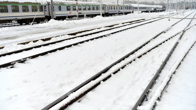 PKP: pomimo trudnych warunków linie kolejowe są przejezdne