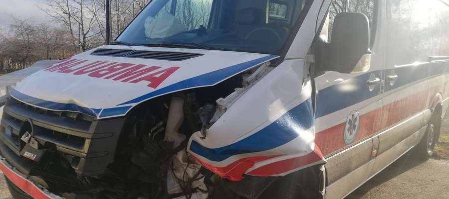 Mokotów: karetka wioząca pacjentkę zderzyła się z innym samochodem