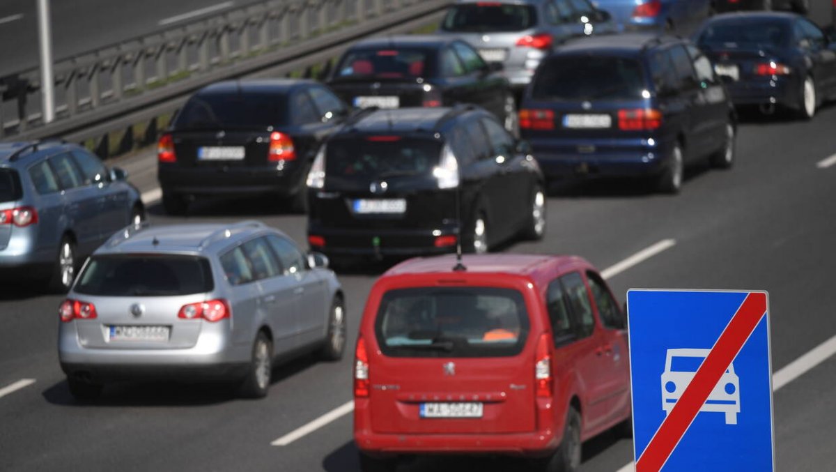 Po zderzeniu dwóch pojazdów w Mszczonowie trasa S8 zablokowana