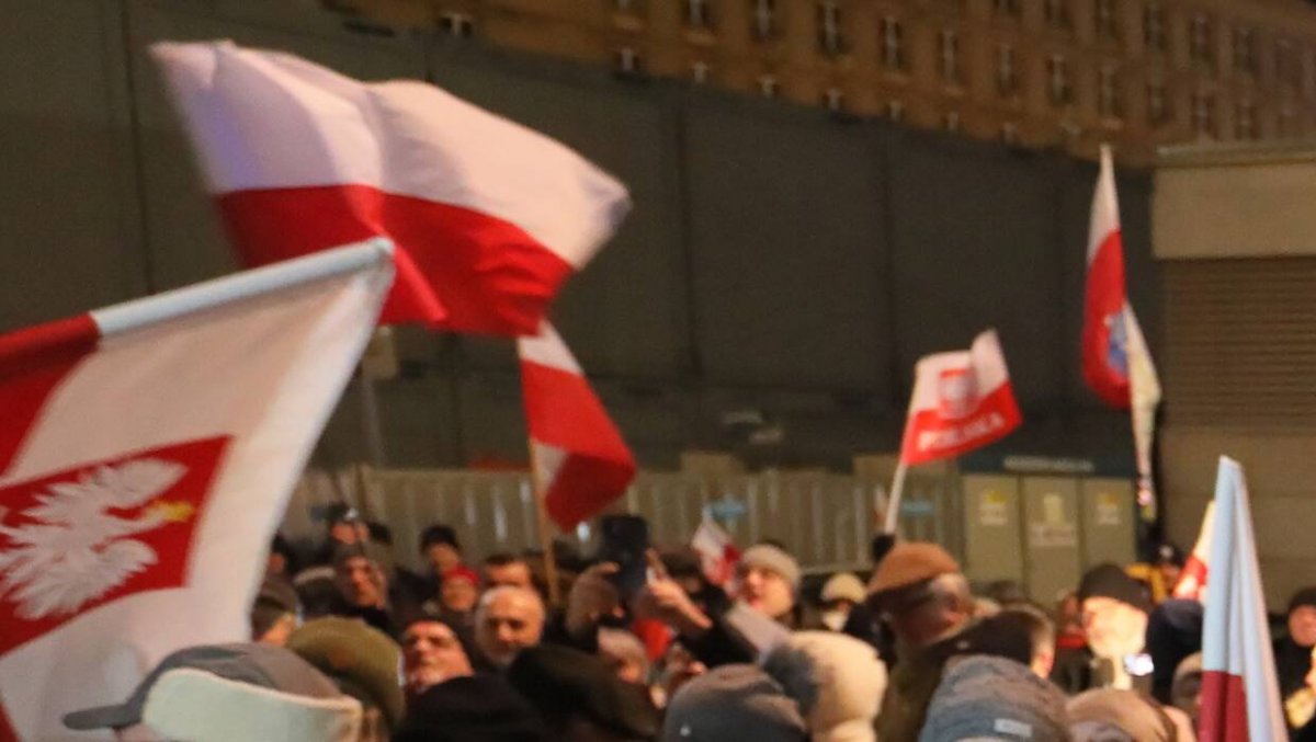 Sylwestrowa manifestacja przed siedzibą TVP w Warszawie