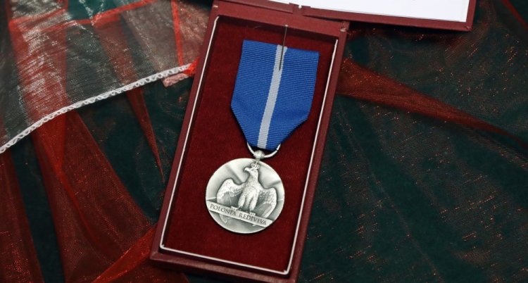 Wojewoda mazowiecki w imieniu prezydenta RP wręczył Danucie Żukowskiej Medal Stulecia Odzyskanej Niepodległości