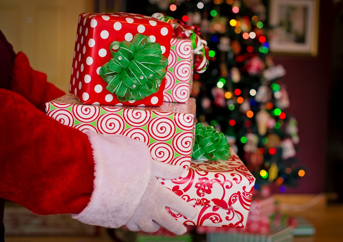Święty Mikołaj, Trzej Królowie, Befana. Kto w Europie przynosi dzieciom świąteczne prezenty?
