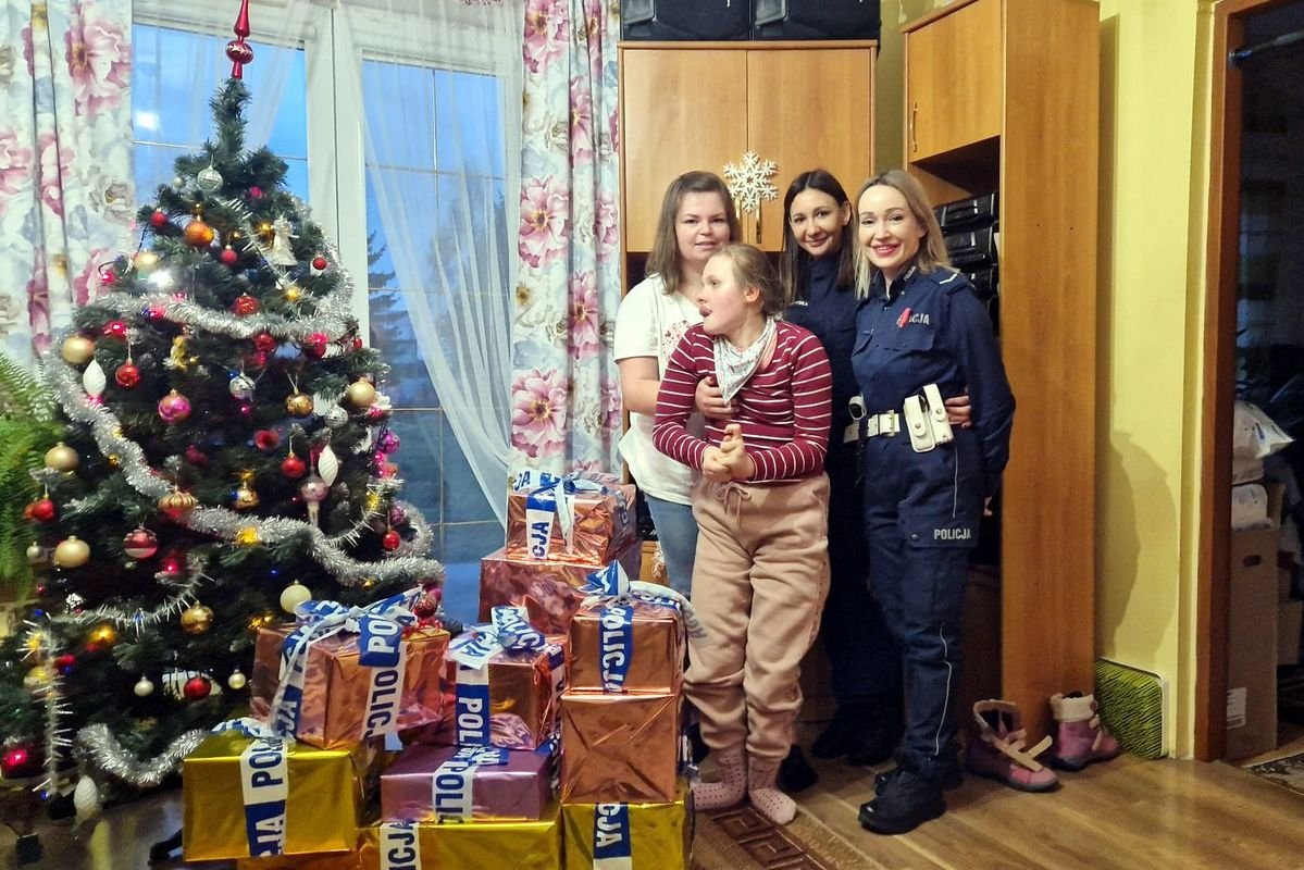 Policjanci zamienili się w niebieskiego św. Mikołaja