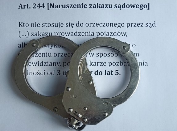 Trzy zakazy mu nie przeszkodziły. Pijany wsiadł za kierownicę