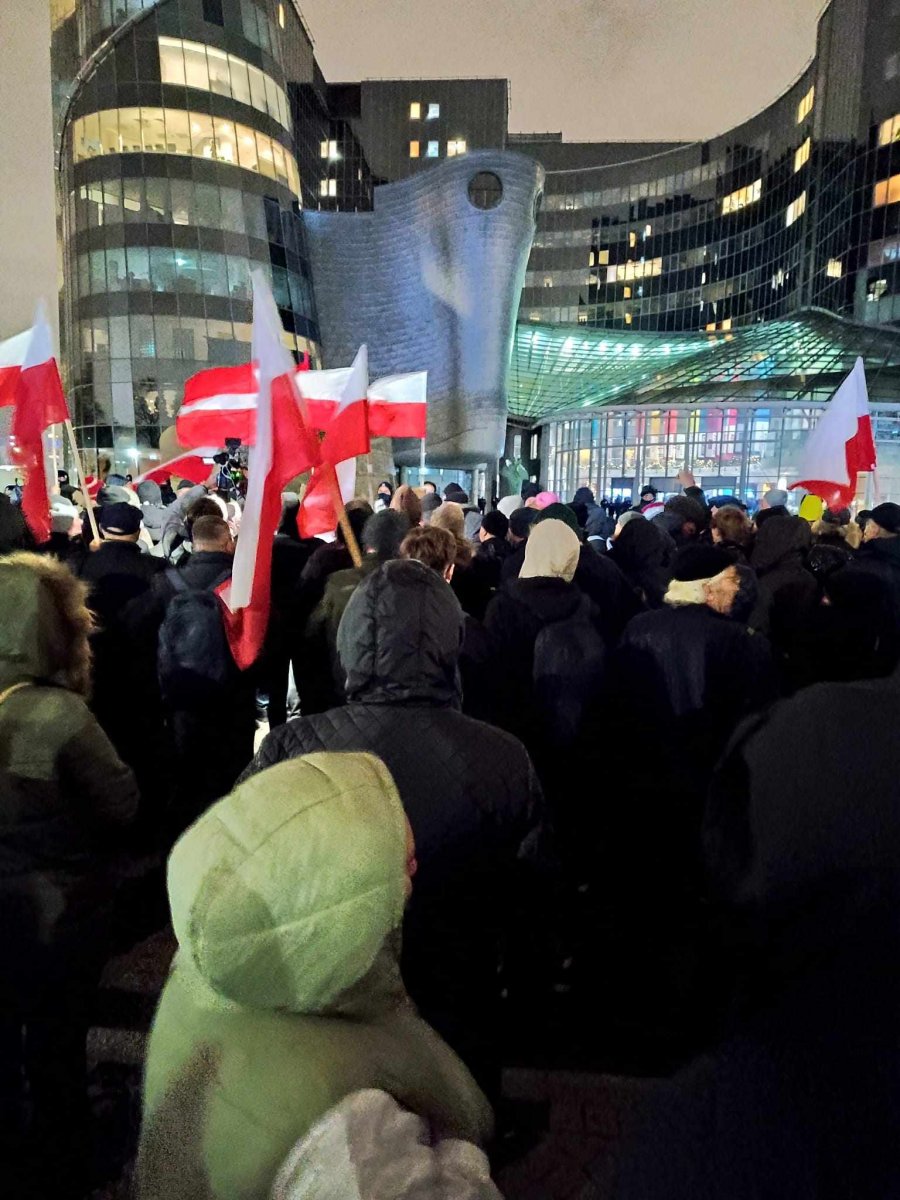 Demonstracje przed siedzibą TVP w Warszawie [GALERIA]