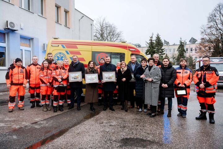 Dwie nowoczesne karetki dla Radomskiej Stacji Pogotowia Ratunkowego
