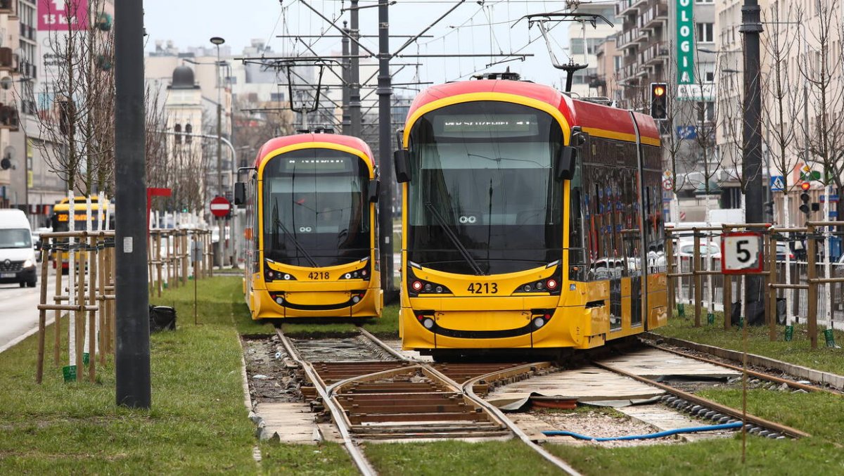 Leżał pijany w tramwaju, okazało się, że był poszukiwany
