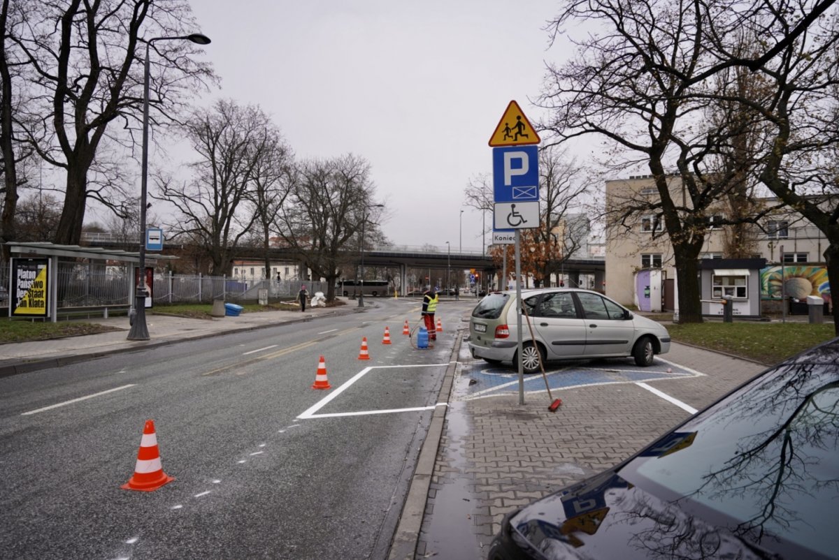 Na śródmiejskiej ulicy u podnóża Łazienek Królewskich...