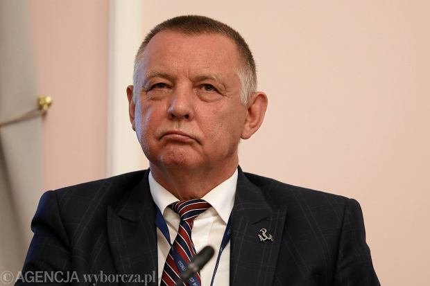 Prokurator za połączenie Lotosu z Orlenem - alarmuje Banaś