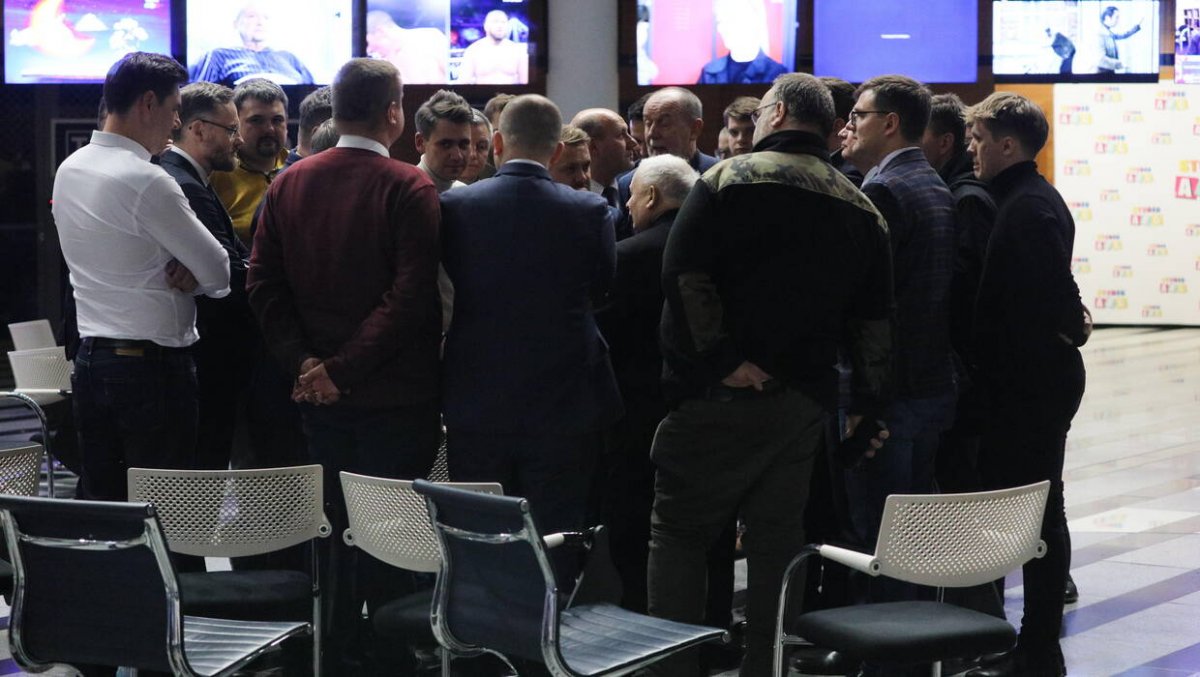 Politycy PiS w siedzibie TVP: próba siłowego przejęcie telewizji publicznej; wzorce białoruskie