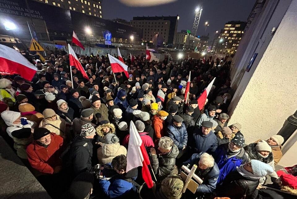  Szef RMN na manifestacji w obronie TVP: Będziemy bronić mediów publicznych. Rura nam nie zmięknie