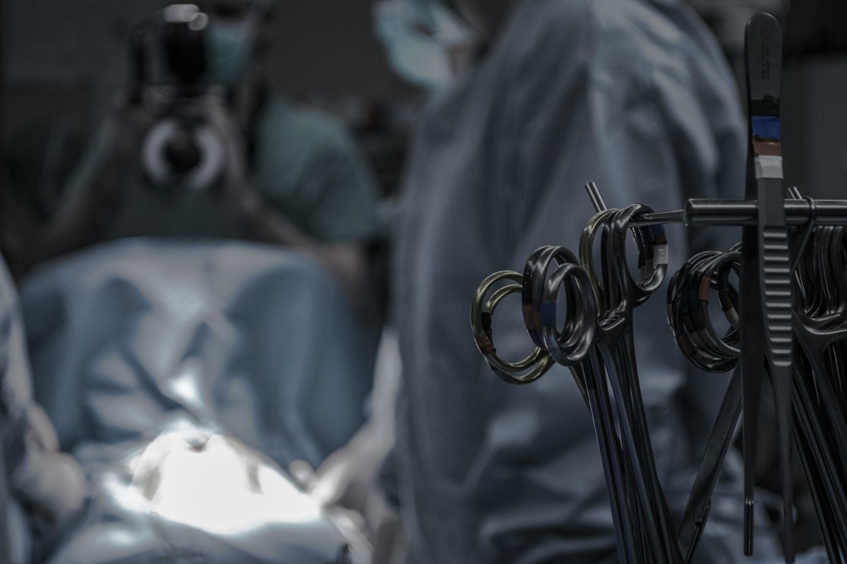 Udało się! Jednoczesna wymiana stawu biodrowego, kolanowego i implant kości udowej