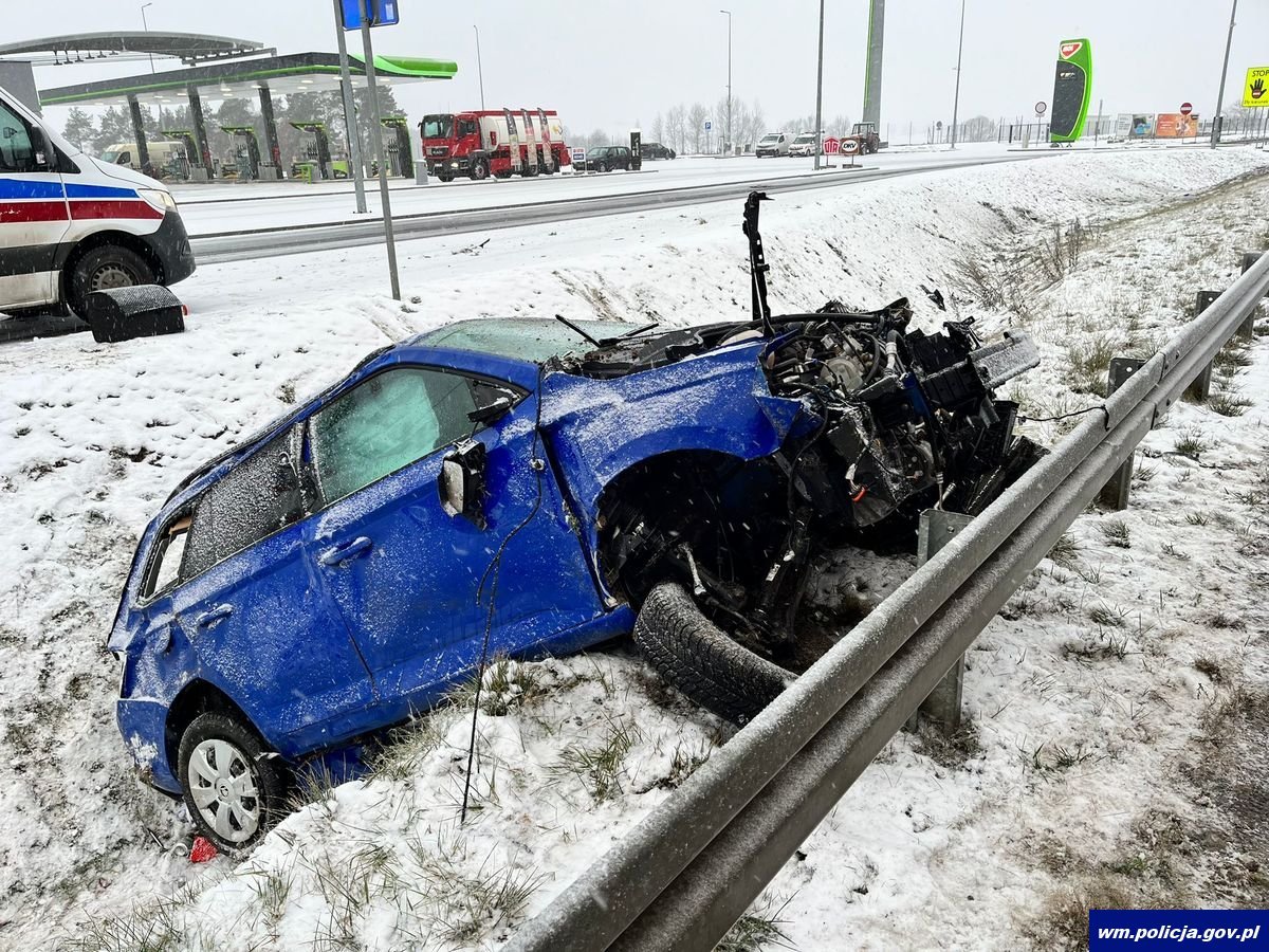 Samochód bez kierowcy w rowie, a na siedzeniu pijany 