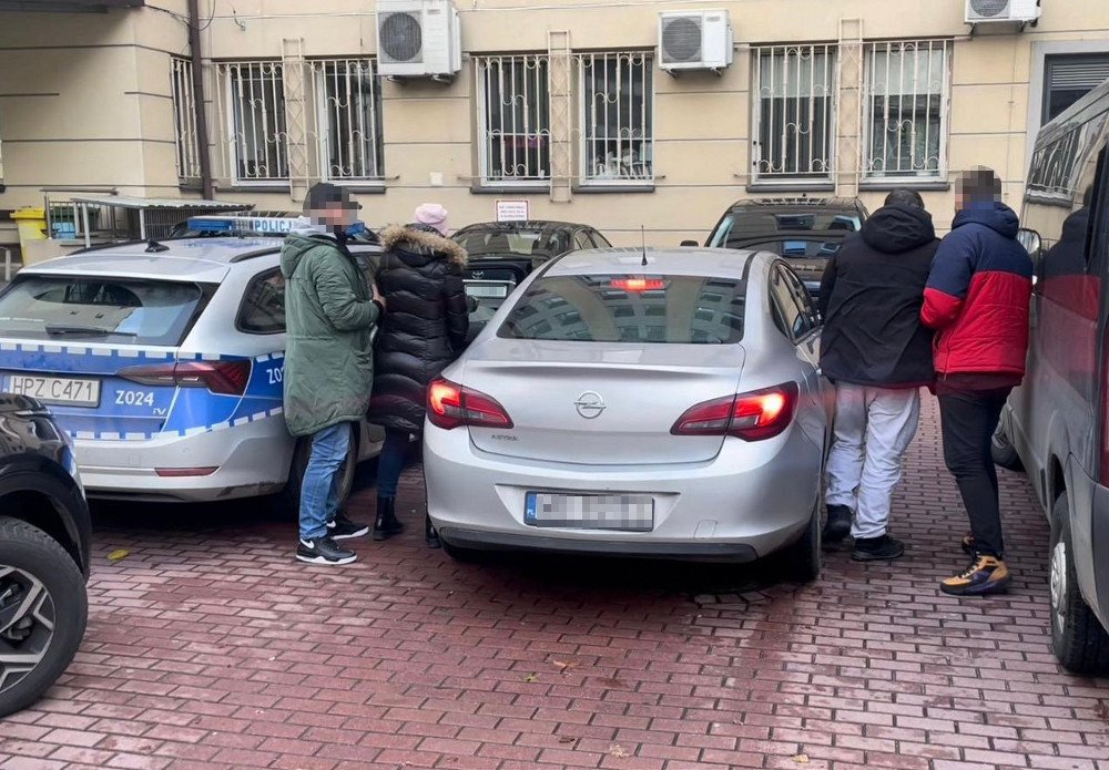 Próbowali wyskoczyć przez okno, kiedy policjanci otoczyli dom
