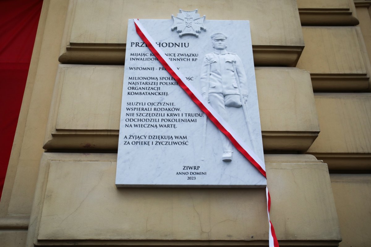 Odsłonięto tablicę upamiętniającą Związek Inwalidów Wojennych