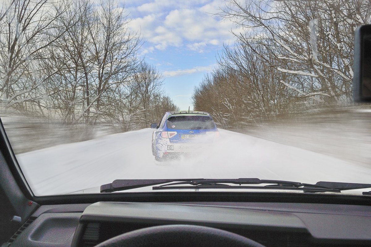 Na oblodzonej drodze pod Mławą rozpędziła auto do 103 km/h 