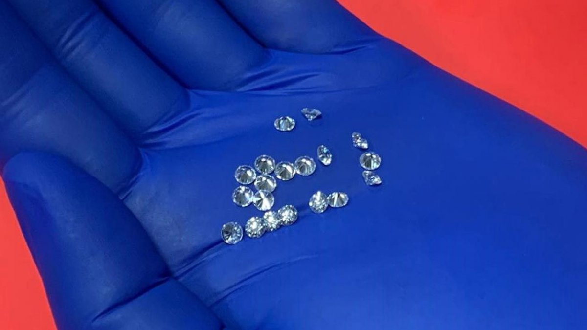 Diamenty, szmaragdy i rubiny przemytniczka ukryła w skarpetce. Wpadła w Warszawie