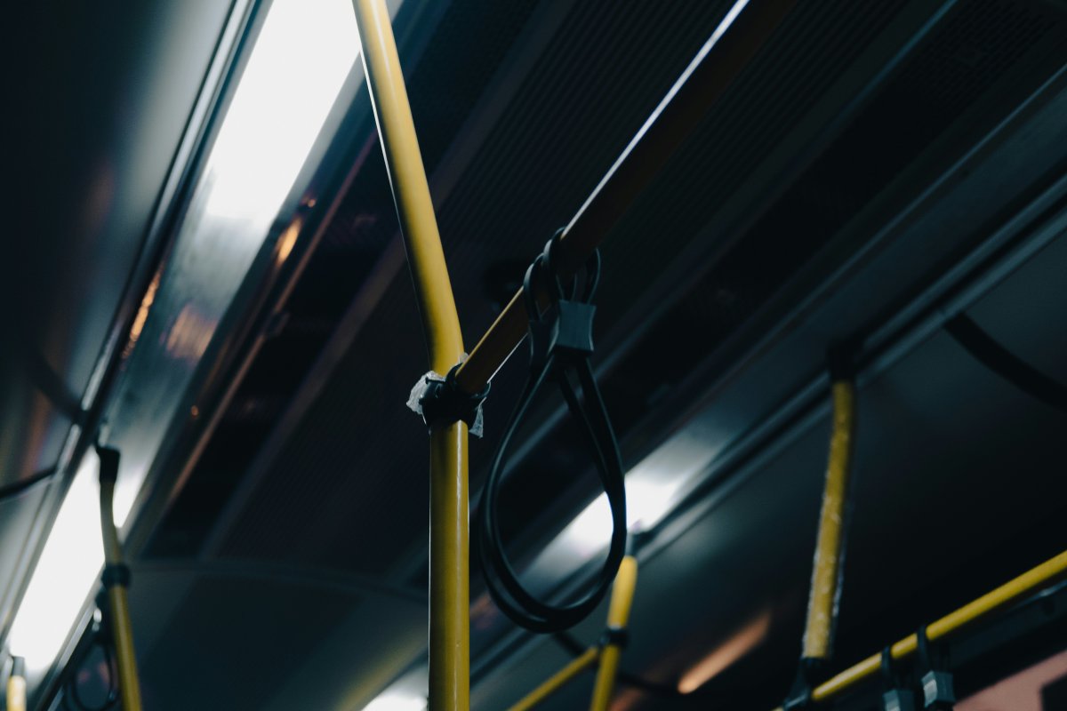 Zasłabnięcie kierowcy autobusu przewożącego dzieci, zjechał z drogi