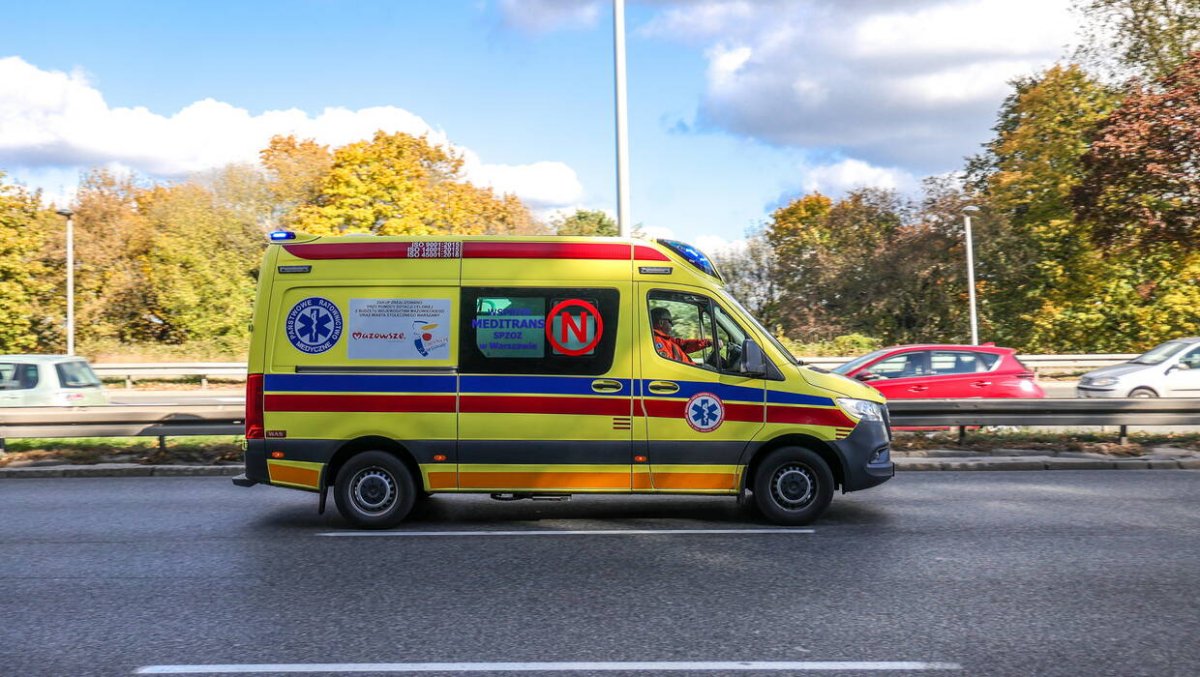 Zderzenie autobusu miejskiego z taksówką, kierowca auta w stanie krytycznym 