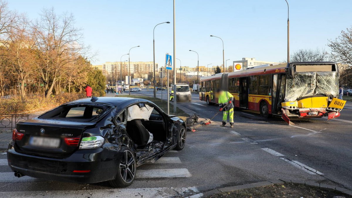 Prokuratura wszczęła śledztwo w sprawie zderzenia autobusu miejskiego z samochodem osobowym w Warszawie