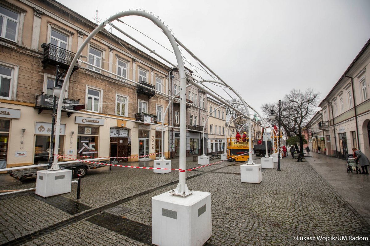 Trwa montaż tunelu świetlnego na radomskim deptaku