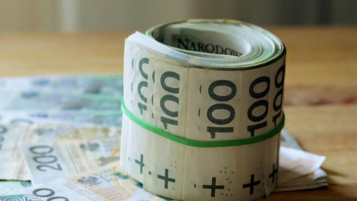 Złoty osłabił się w stosunku do dolara i franka, ale umocnił względem euro