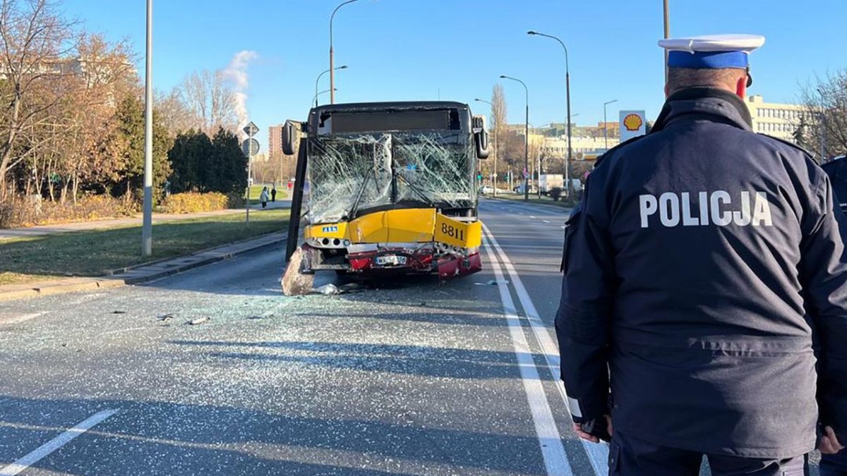 Czołowe zderzenie autobusu z samochodem osobowym, 7 osób zostało rannych