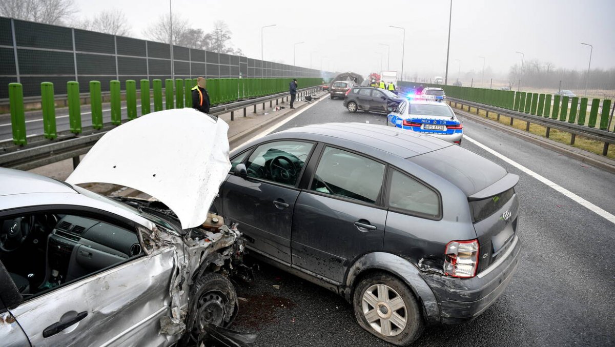 Seria wypadków na drogach. Policja apeluje o ostrożność