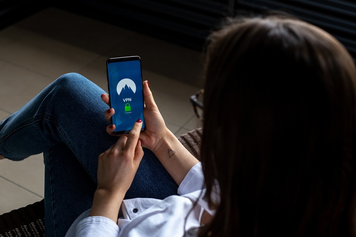 Dogodną wieczorową porą online rodzice mogą poznać zagrożenia jakie niesie internet