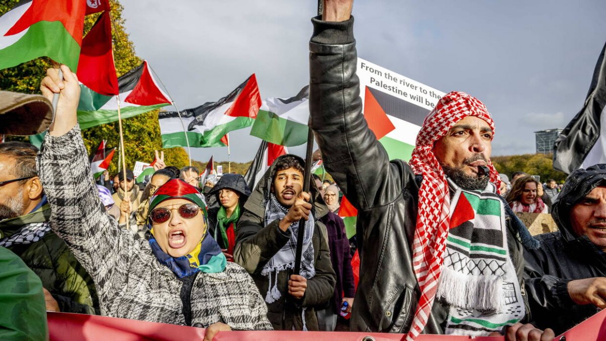 W Holandii odbyła się propalestyńska demonstracja z portretami Hitlera