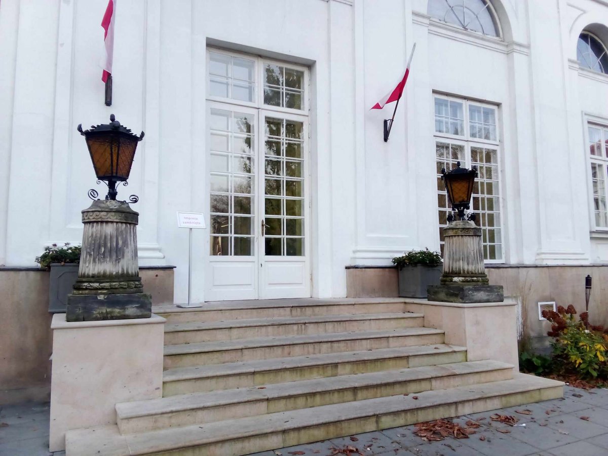 Pałac w Jabłonnie poleca się na spacery
