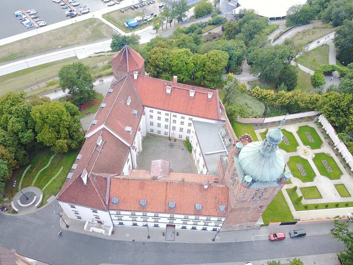 Remont w dawnym Opactwie Benedyktyńskim - wymiana pokrycia dachowego potrwa do grudnia
