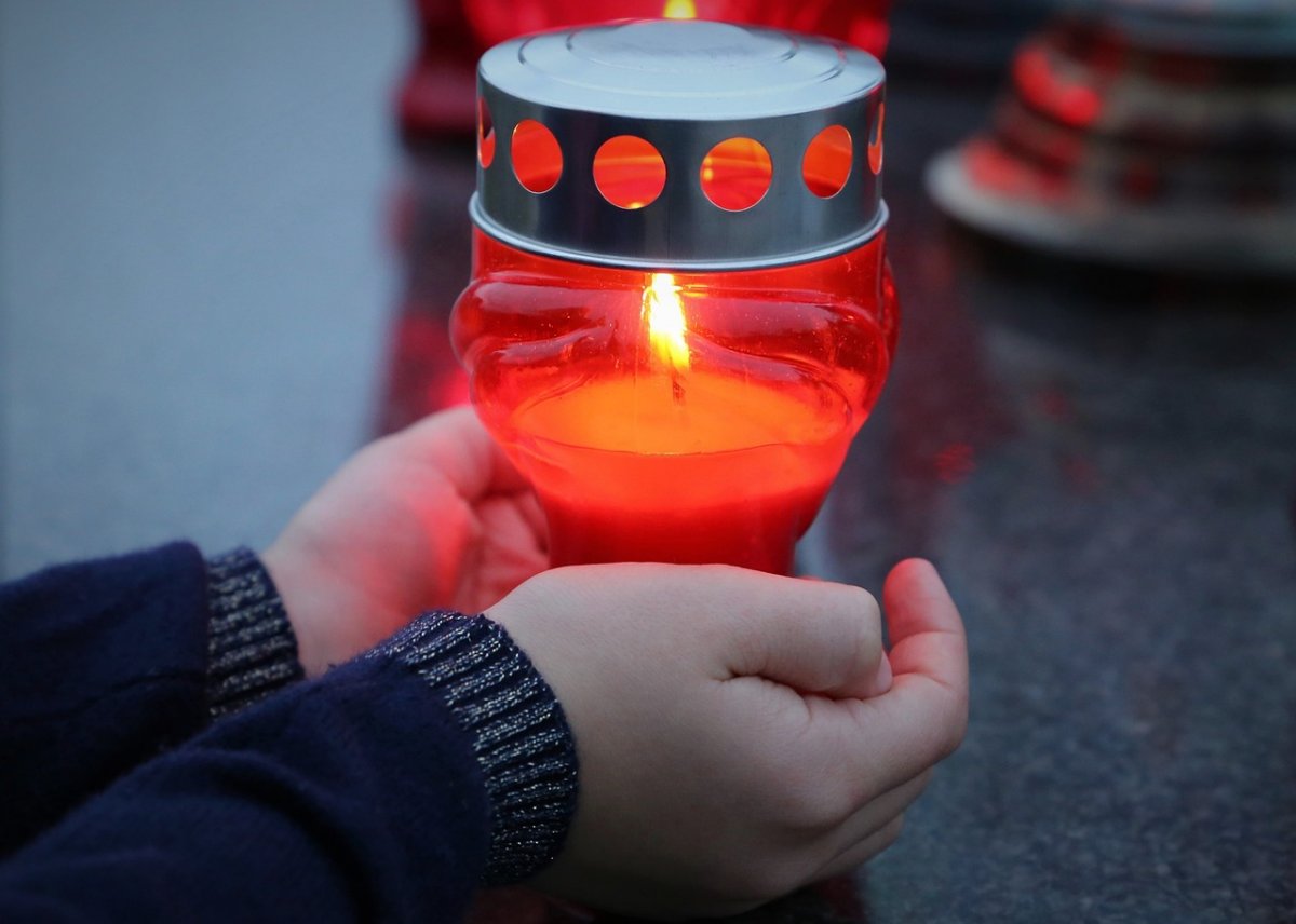 W okresie Wszystkich Świętych policjanci pomagali szukać osób, które zgubiły się na cmentarzu