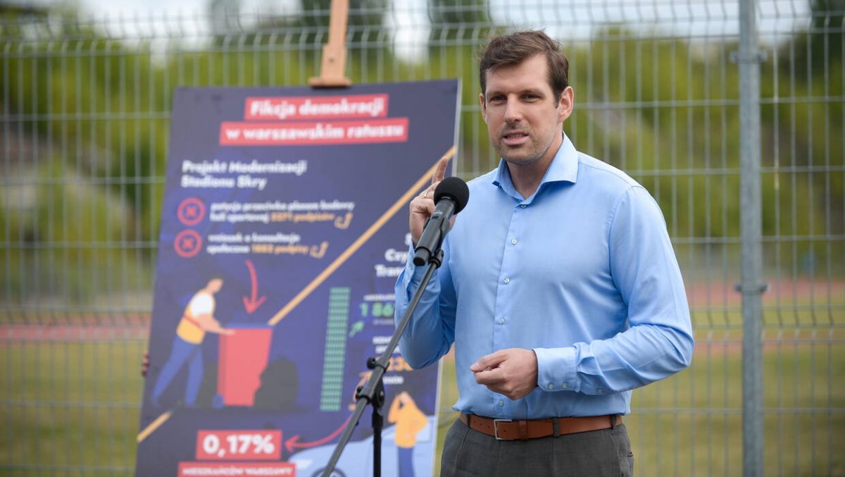 Tobiasz Bocheński na konferencji krytykuje działania prezydenta miasta