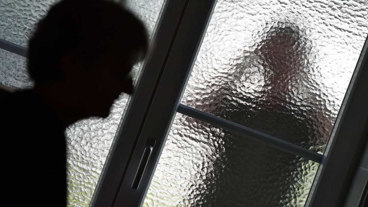 Zaloty, kwiaty, groźby: uporczywy nękający w sklepie na Mazowszu