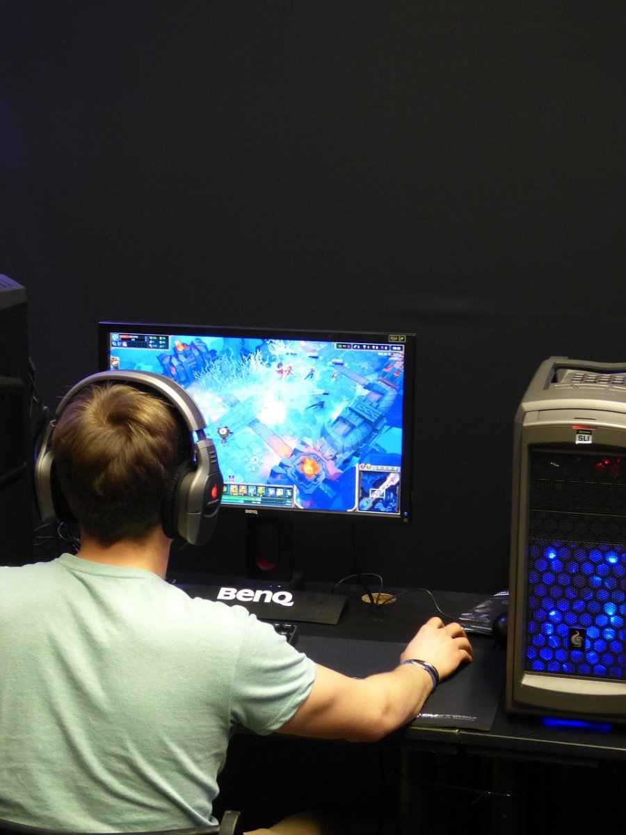 Różne twarze polskiego gracza. Raport o hybrydowej naturze gamerów 