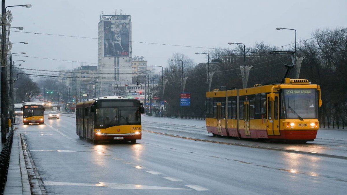 W weekend na ulicach Warszawy pojawią się linie cmentarne, zmienią się rozkłady jazdy