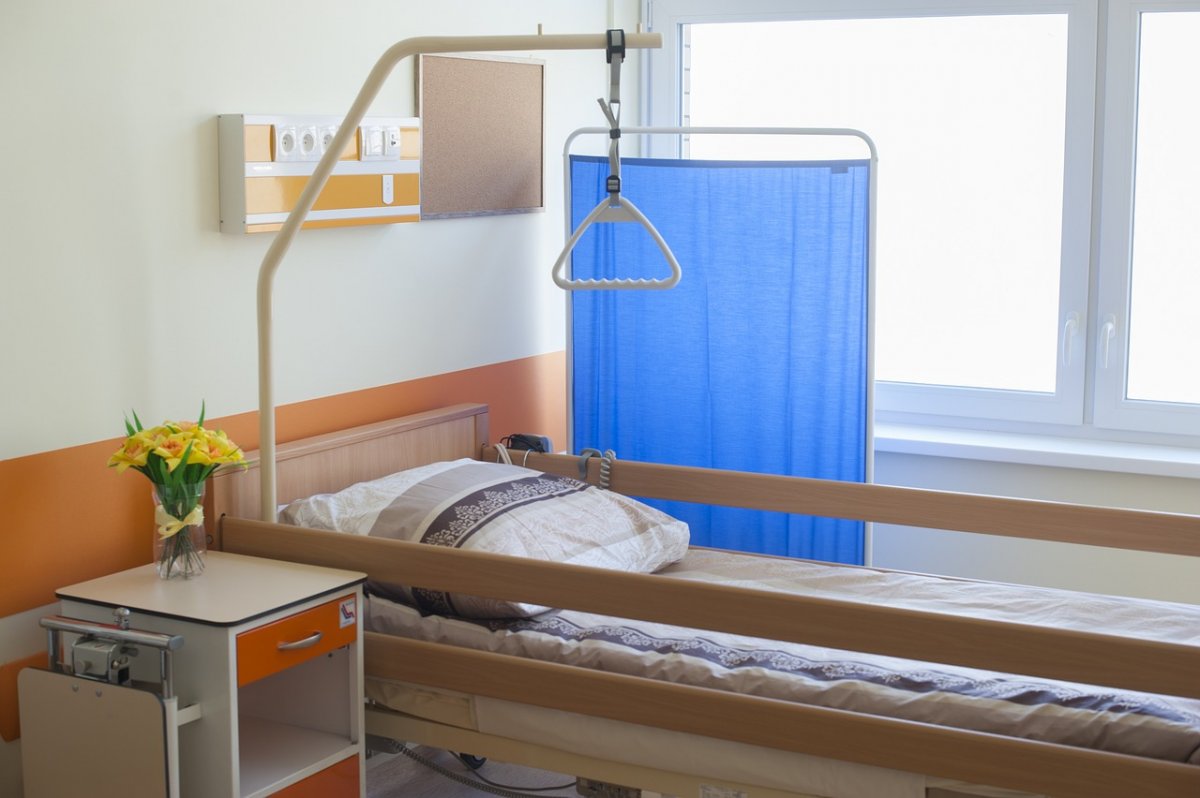 Awantura w trakcie odwiedzin w szpitalu. 42-latek odpowie za znęcanie się nad rodziną