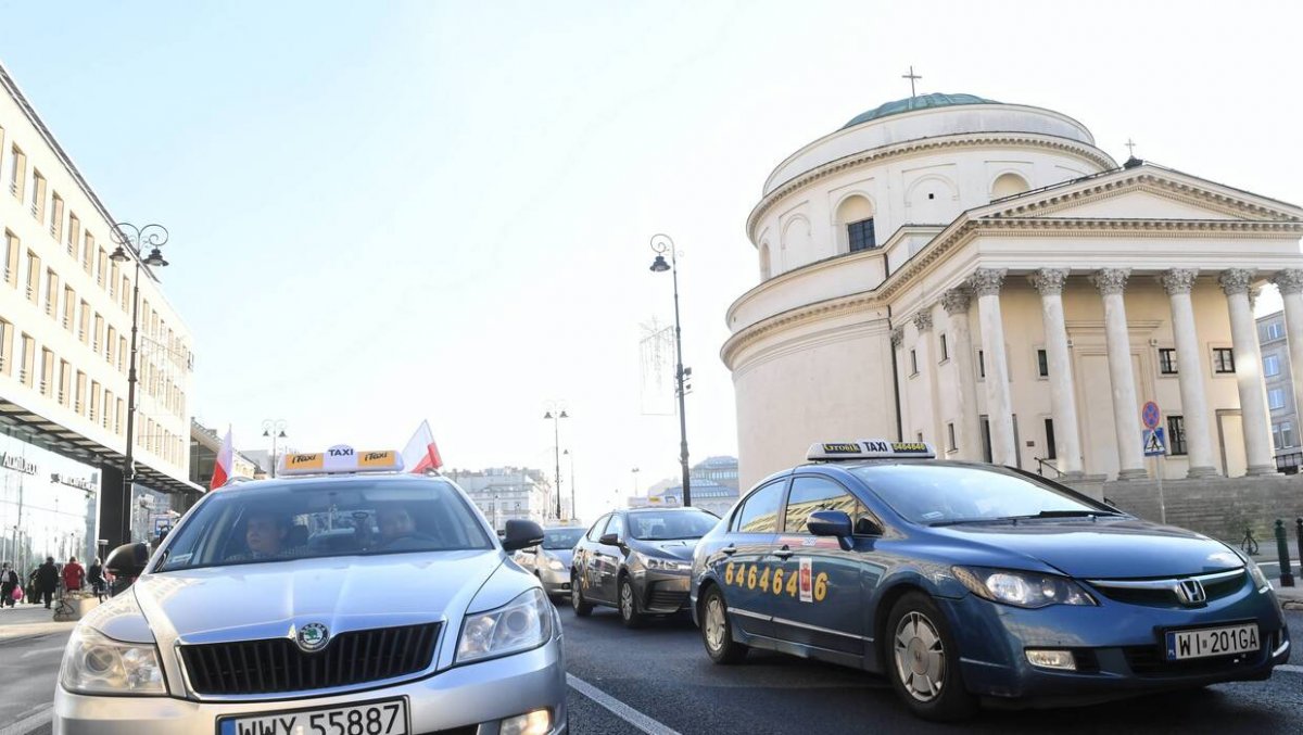 Plac Trzech Krzyży w Warszawie już przejezdny