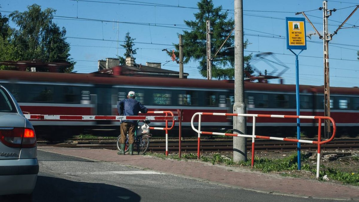 Zderzenie auta dostawczego z pociągiem w Piastowie